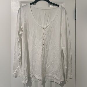 Lilly Pulitzer - Long sleeve Pima Cotton v-neck with button front detail